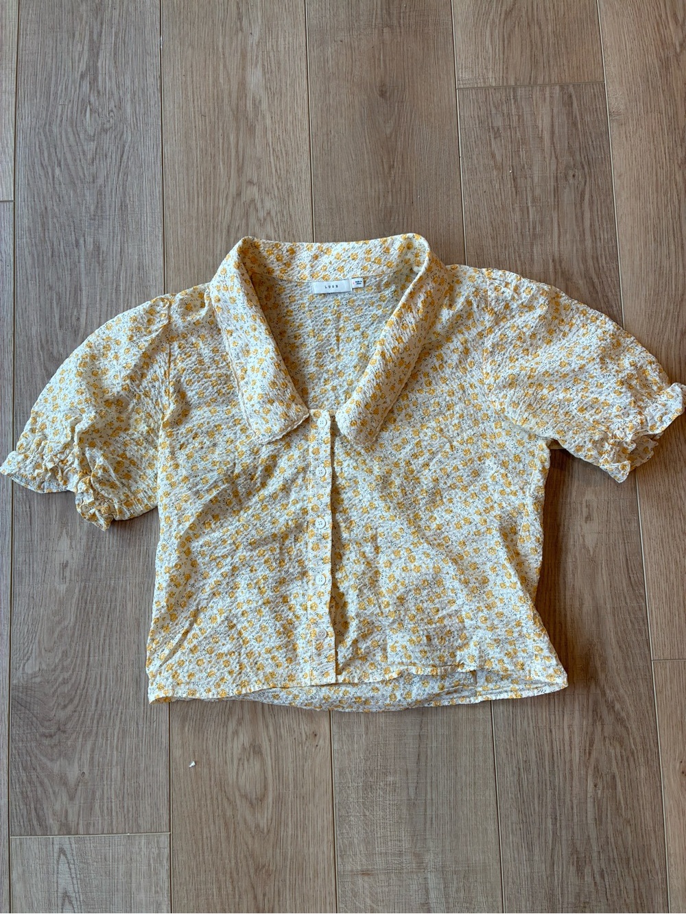 Lush Peter Pan collar puff sleeve white yellow Floral Button-Front blouse Med